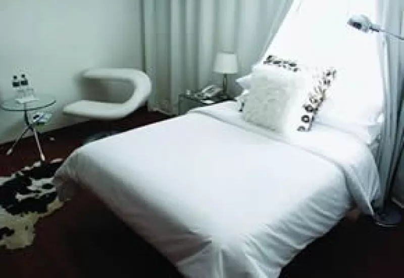 Un pequeño hotel de aire chic que conserva detalles sesenteros.