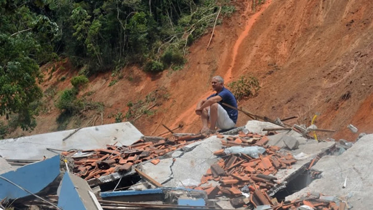 hombre sentado en medio entre escombros