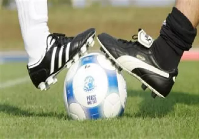 El jefe ejecutivo de Adidas, Herbert Hainer, y el presidente ejecutivo de Puma, Jochen Zeitz, jugaron en equipos mixtos para conmemorar el Día Internacional de la Paz. (Foto: Reuters)