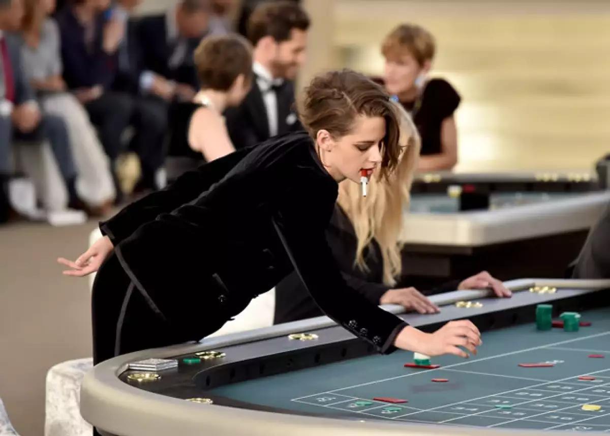 Kirsten Stewart fue una de las invitadas de honor al desfile de Alta Costura FW15 de Chanel.