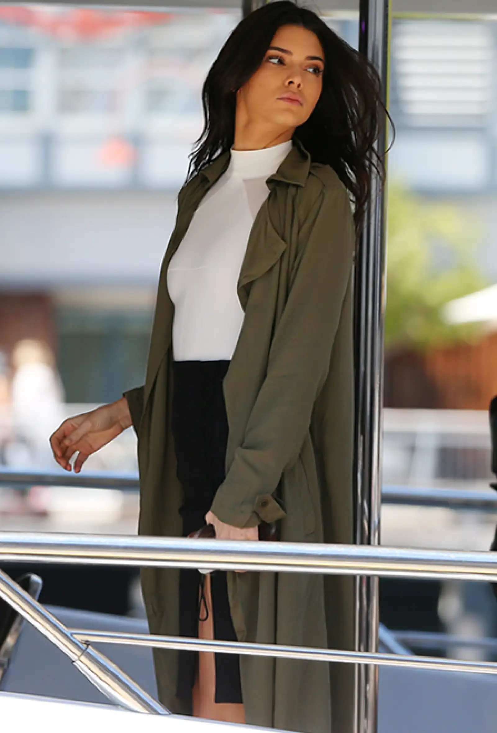 La modelo estaba en una presentación en Australia, para el que llevó una falda pencil negra y un top blanco, el cual complementó con un trenchcoat de Forever 21.