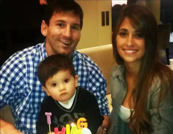 Lionel, Thiago y Antonella en plena celebración.