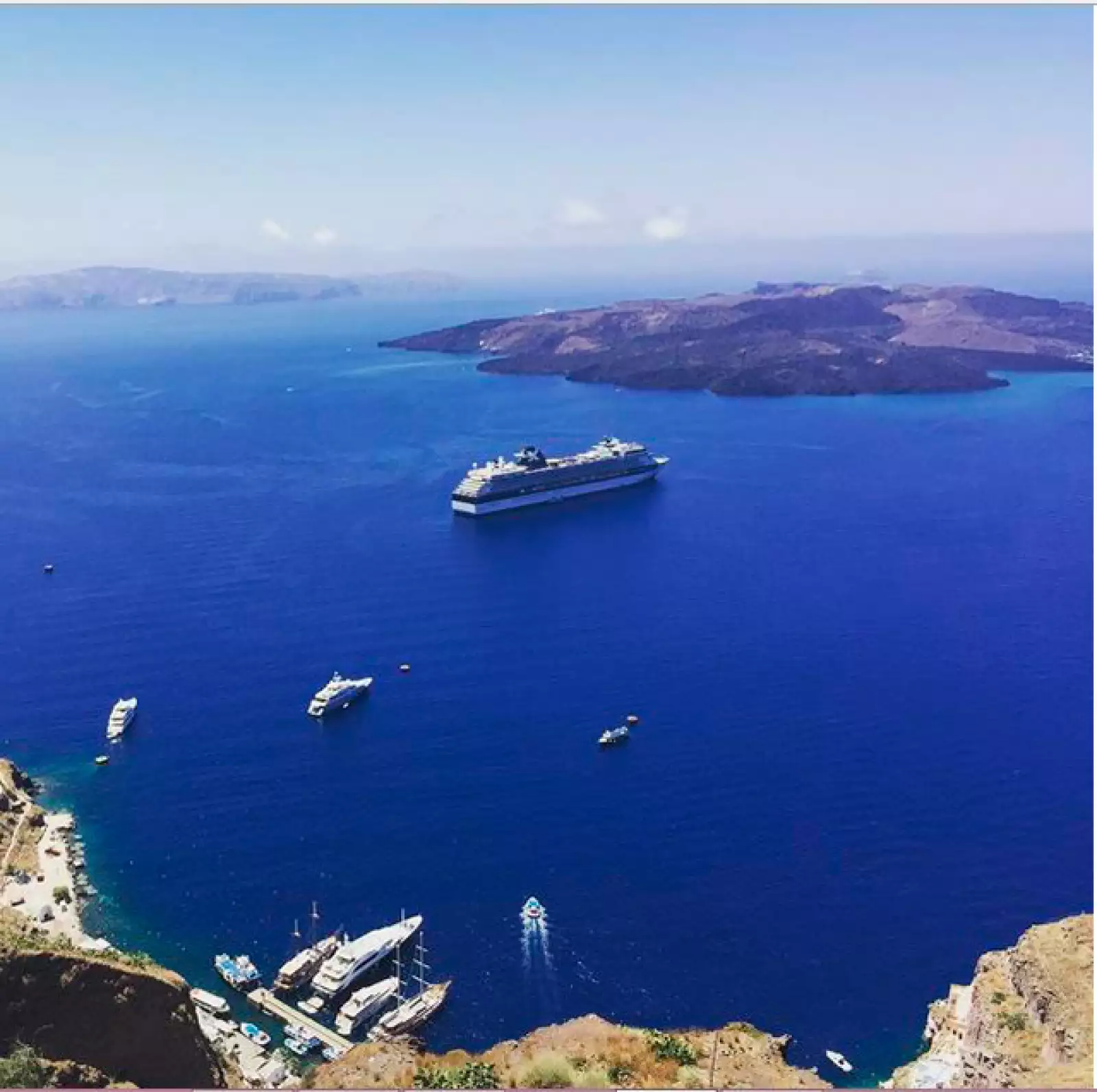 Erik presumió esta vista panorámica de Santorini.