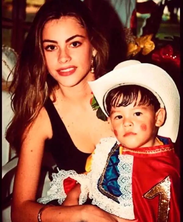 Sfía es una mamá muy guapa, Manolo tiene ya 23 años.