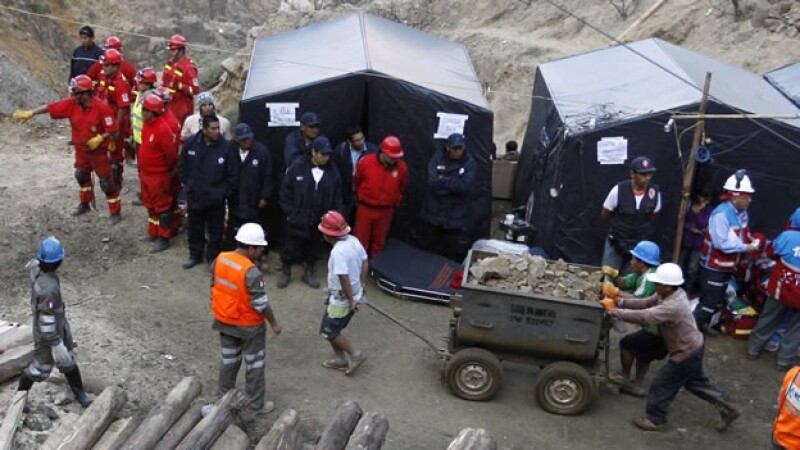 Rescatistas peruanos trabajan en rescate de mineros