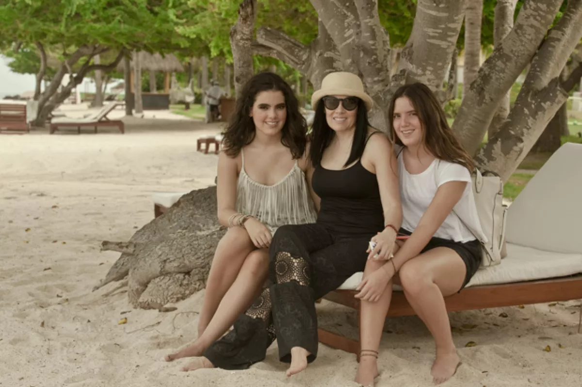 América Guinart sorprendió a sus hijas en el shooting, ella se portó de lo más respetuosa con la producción de Quién®.