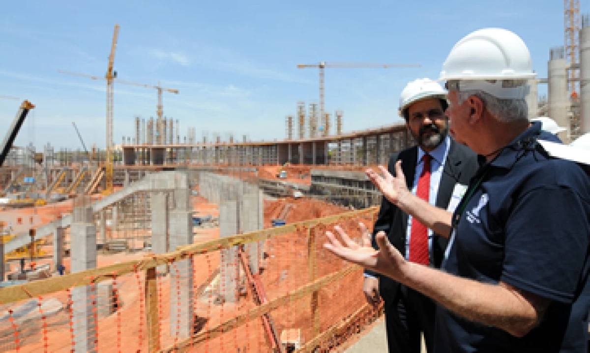 El gobernador de Brasilia, Agnelo Queiroz (i), habla con un miembro de una comisión de la FIFA que inspecciona las obras en el Estadio Nacional de Brasilia (Foto:Efe)