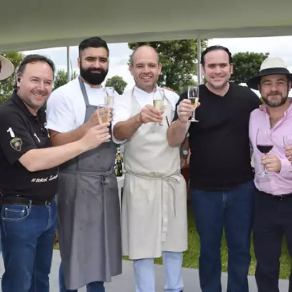 Pepe Villareal,Paul Brunet,Francisco Ruano,Alfredo Villares (delantal),Roberto Solís y Fernando Olivera