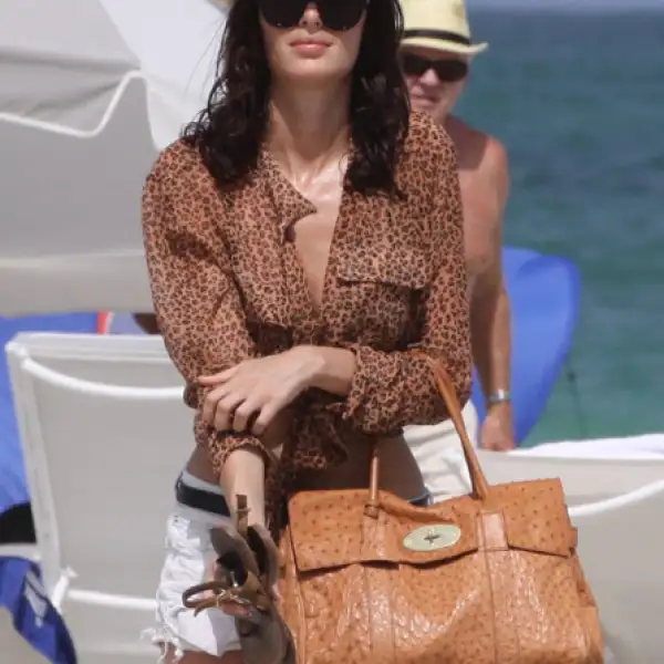 La actriz opta por unas gafas negras oscuras para un día playero.