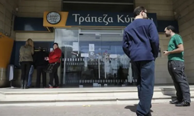 La eurozona acordó dar un rescate a Chipre por 10,000 mdd que involucra un impuesto a los depósitos bancarios.  (Foto: Reuters)