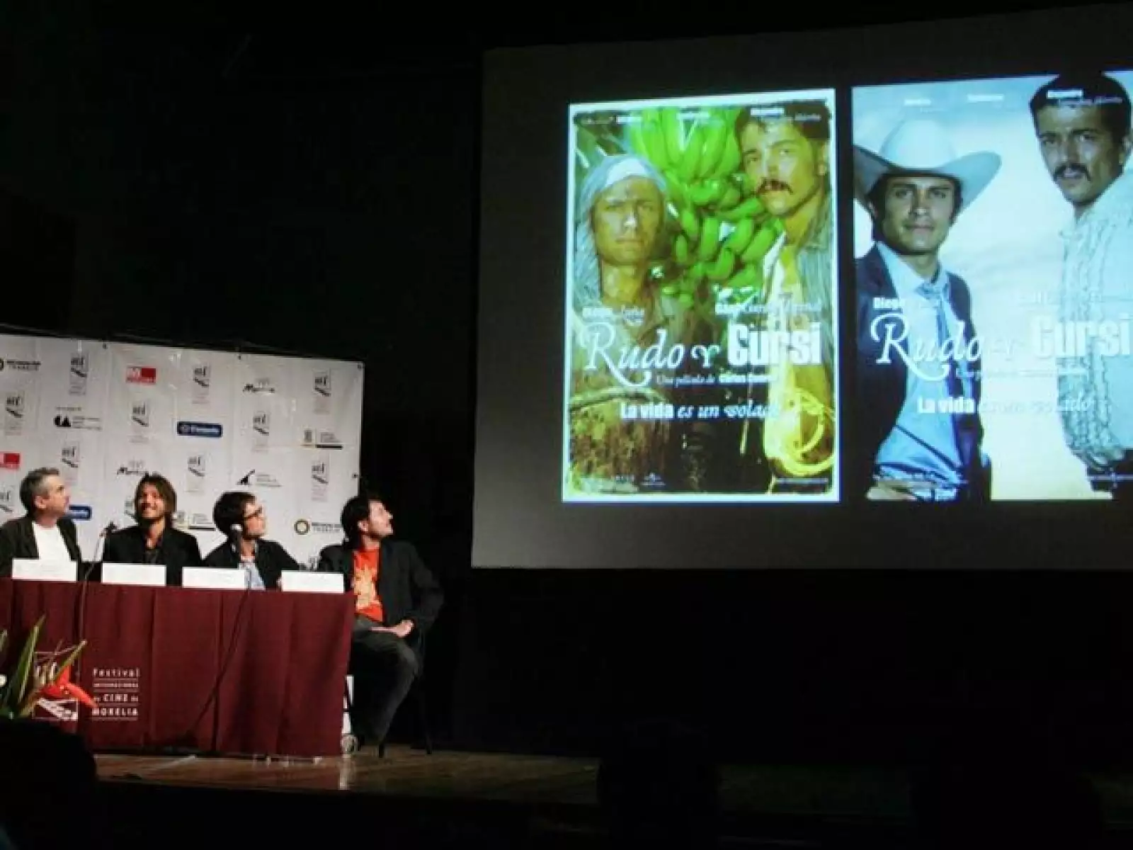 Luego los actores presentaron Rudo y Cursi, la cinta que dirige Carlos Cuarón y produce Alfonso Cuarón junto con Guillermo del Toro y Alejandro González Iñárritu.