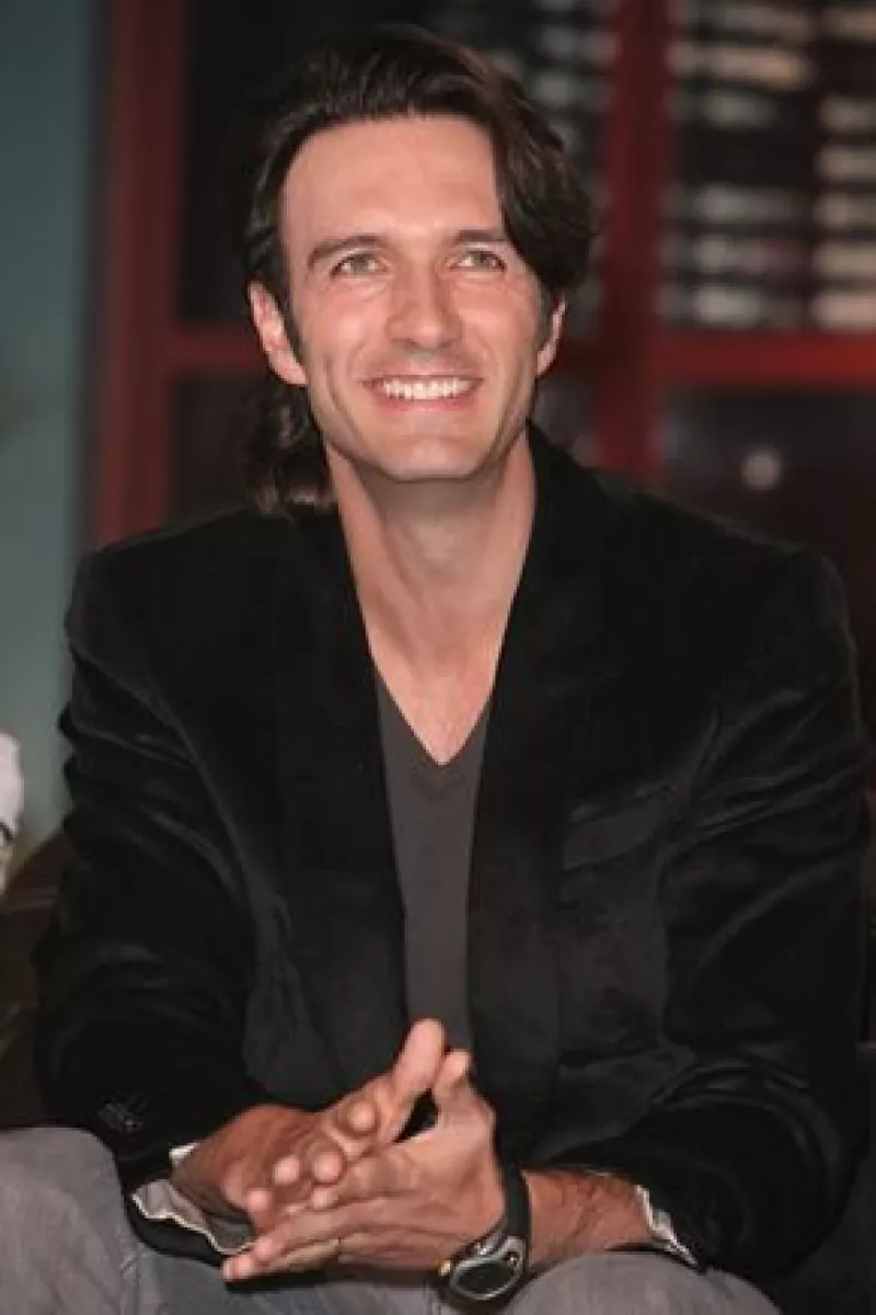 Platicamos con el vocalista de Fobia y nos contó sobre su nuevo proyecto en Unicable, la versión masculina del programa 'Netas Divinas'.