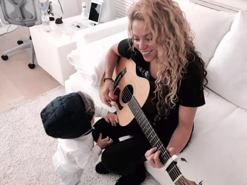 La cantante colombiana presumió en su cuenta de Instagram una imagen de su hijo menor, de quien asegura, está impresionada ante lo mucho que ha crecido en tan solo un año.