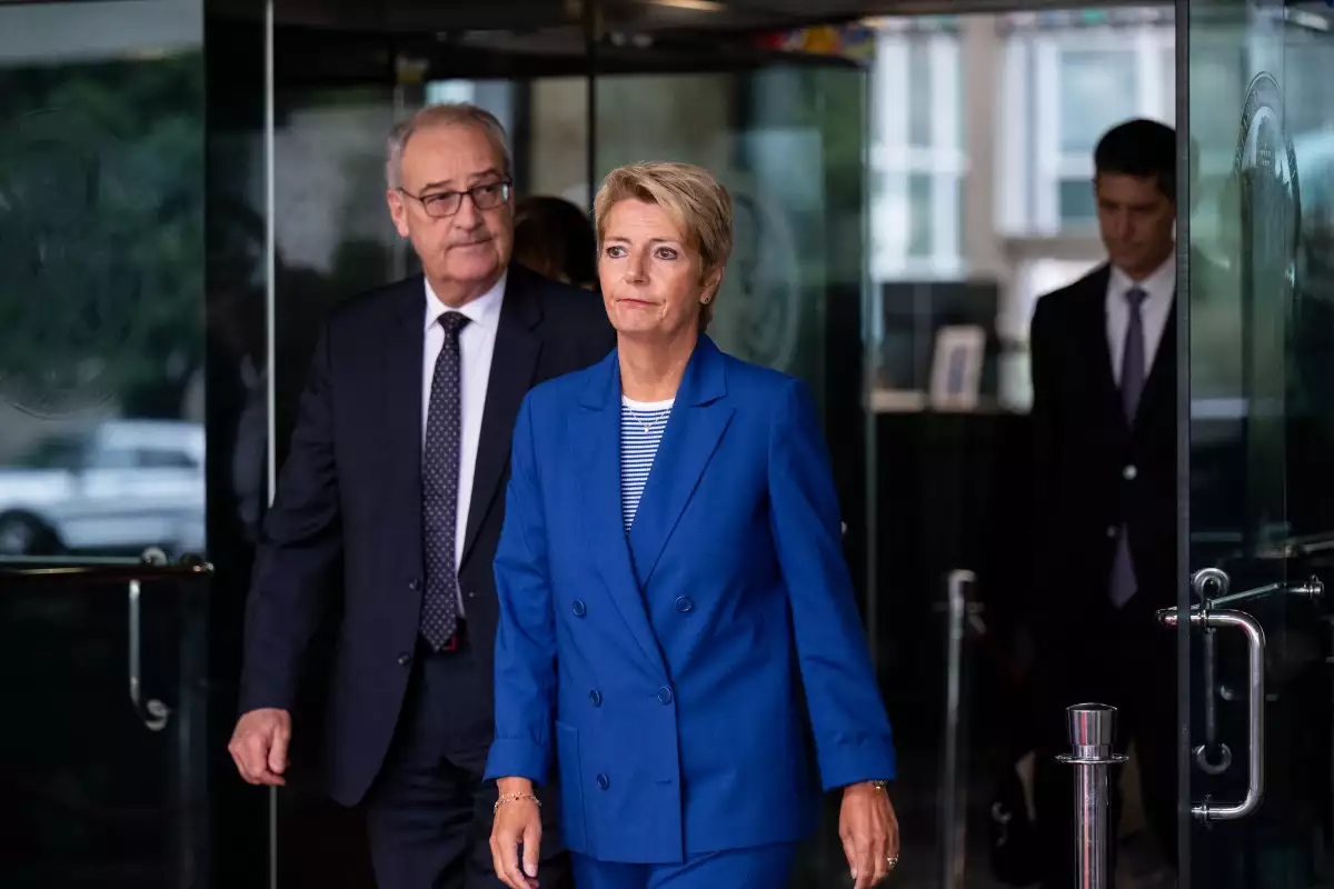 La presidenta de la Confederación Suiza, Karin Keller-Sutter (R) y el ministro suizo de Economía, Guy Parmelin, se van del Departamento de Estado después de una reunión con el Secretario de Estado de los Estados Unidos, Marco Rubio, en Washington, DC, el 6 de agosto de 2025.