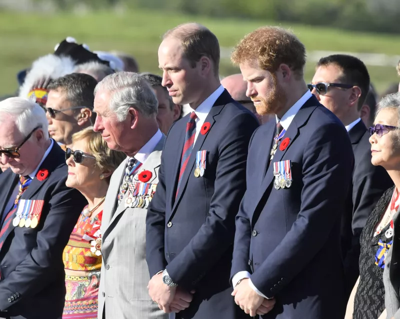 Rey Carlos III, epríncipe de Gales, William, y príncipe Harry