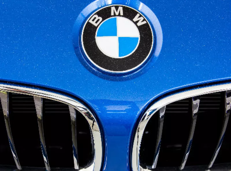 logo de BMW en auto