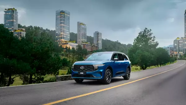 Ford Edge Híbrida circulando en una carretera de la Ciudad de México