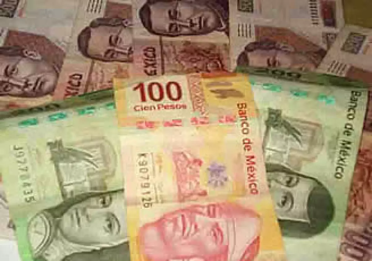 En ventanillas de bancos y casas de cambio, el peso cotizaba en 11.32 por dólar a la compra y en 11.72 a la venta. (Foto: Karina Hernández )
