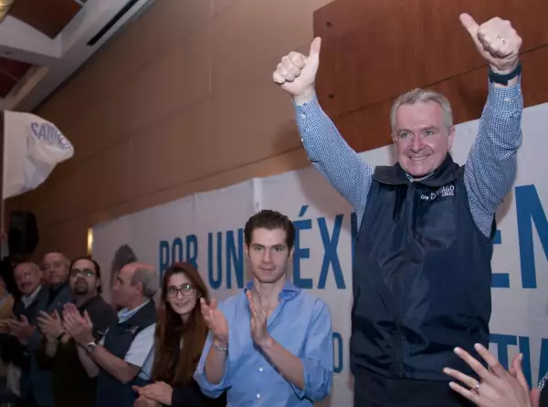 MÉXICO, D.F., 04FEBRERO2012.- El precandidato del Partido Acción Nacional, Santiago Creel Miranda y sus hijos, Santiago Creel Garza y María Creel Garza acudieron la mañana de hoy al último acto de campaña en busca de la candidatura de Acción Nacional en vísperas de las elecciones internas que se llevaran a cabo el día de mañana.
FOTO: FRANCISCO RODRÍGUEZ/CUARTOSCURO.COM