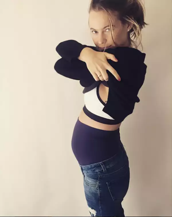 Behati Prinsloo compartió con sus seguidores que ya compró sus primeros jeans de maternidad.