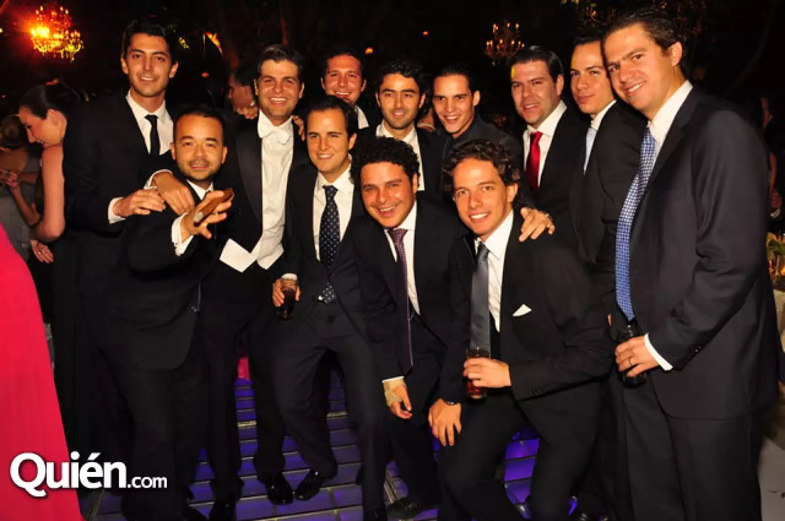El Novio con sus amigos