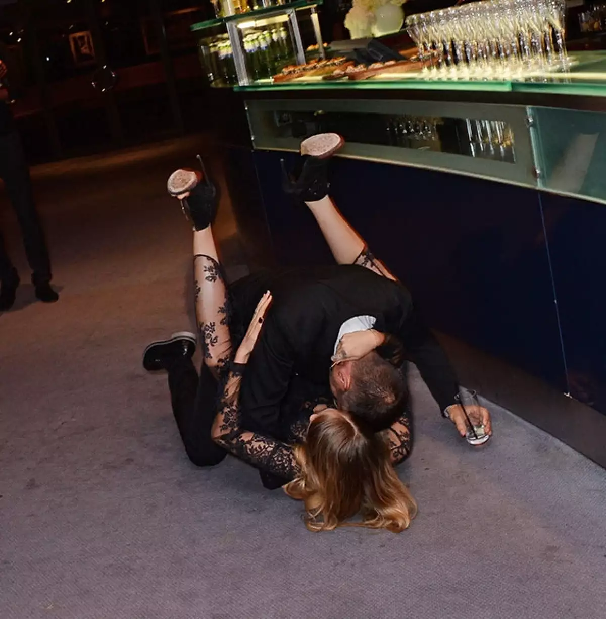 Después de la premiación, la modelo cayó al suelo tras excederse en copas olvidándose del glamour.