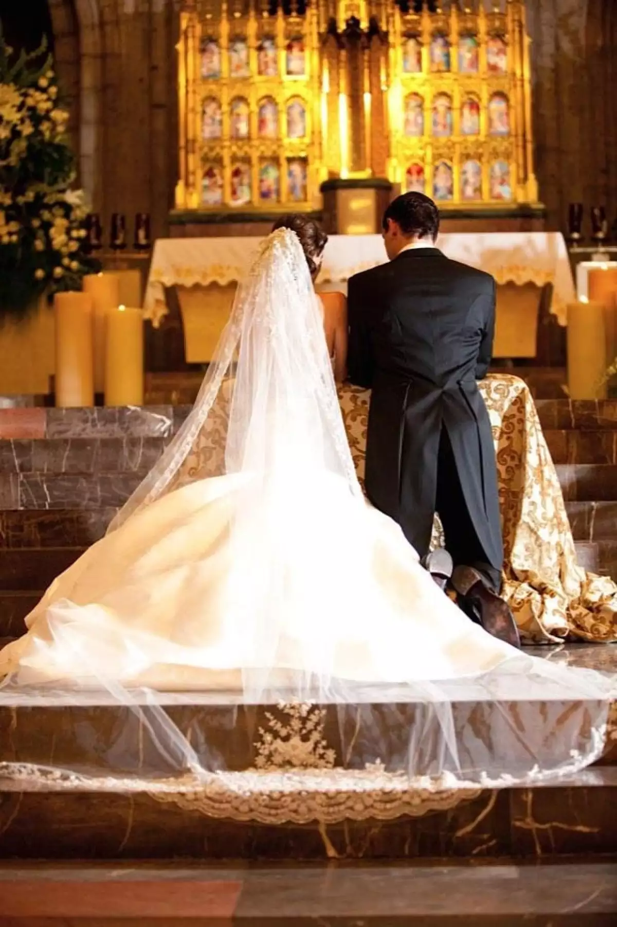 La conductora de la "La Voz... México" expresó el amor que tiene por su esposo y reveló fotografías de momentos importantes de su boda.