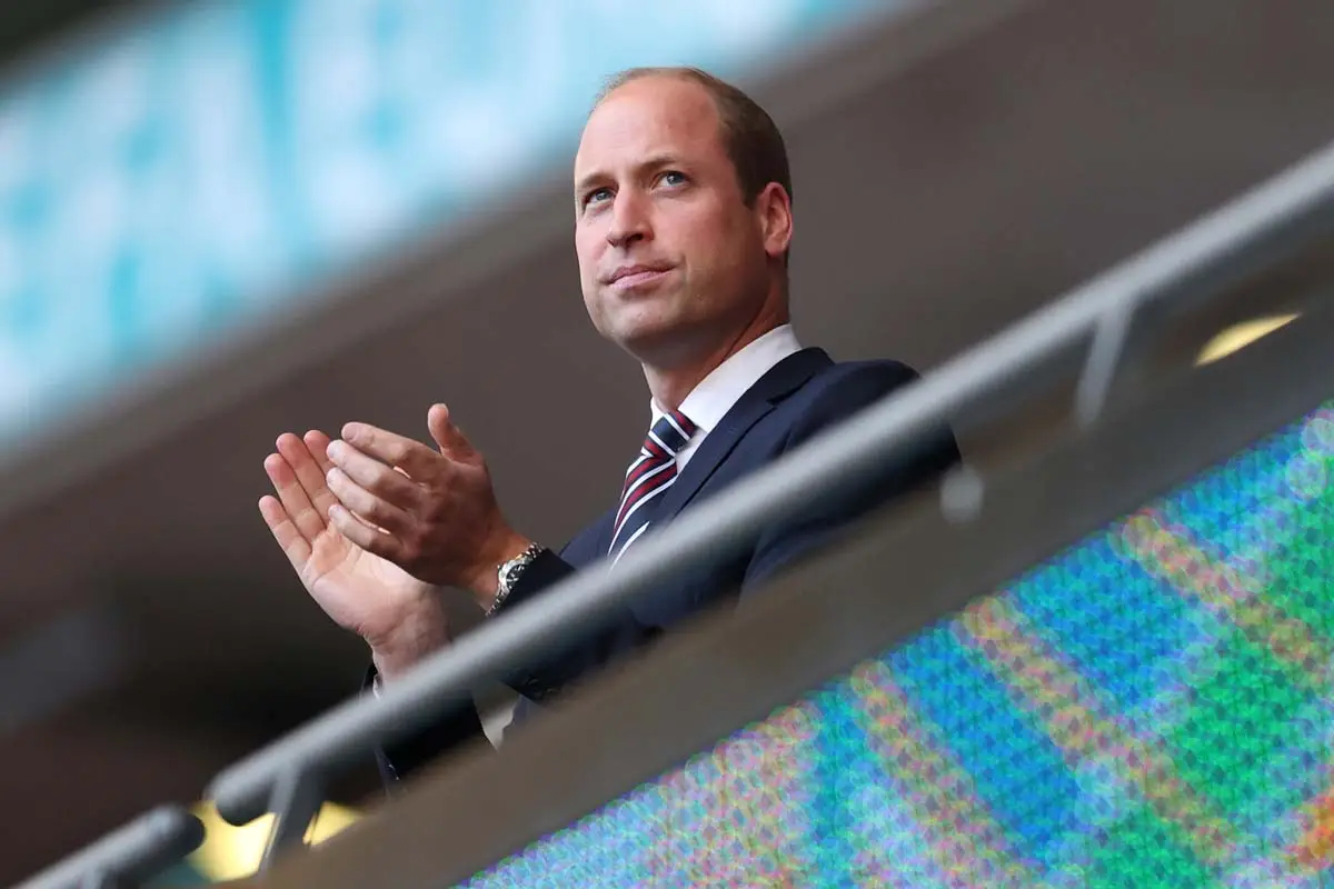 El príncipe William, Presidente de la asociación de futbol, acudió solo al partido de semifinal de la Eurocopa entre Inglaterra vs. Dinamarca.