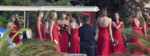 Entre las doce damas de honor se encontraba Elena Tablada (izq.).