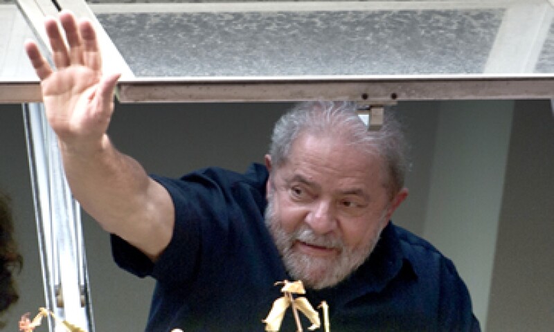 El expresidente de Brasil Lula saluda a sus seguidores que le mostraron apoyo tras el allanamiento en su casa. (Foto: AFP)