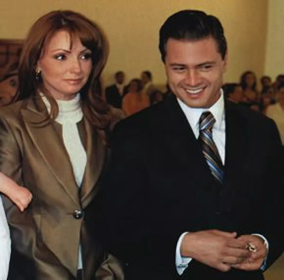La Gaviota aclaró los rumores que circulan desde que se hizo novia de Enrique Peña Nieto, los cuales aseguran que es un montaje para darle popularidad al gobernador del Estado de México.