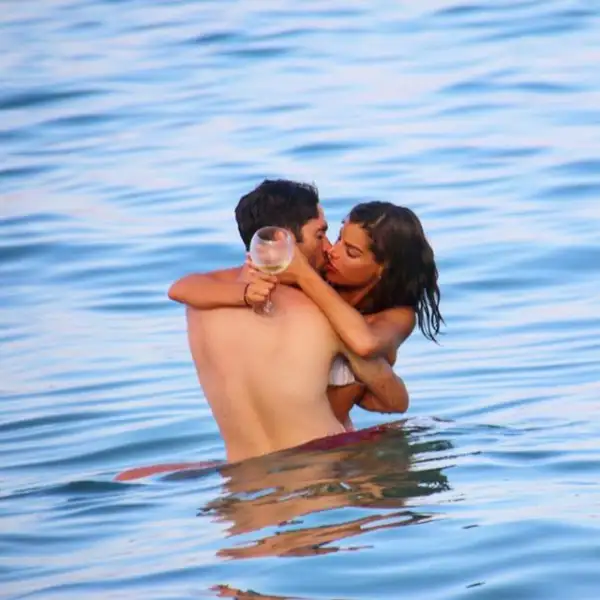 Desde la Costal Azul de Francia, la primera imagen que muestra el lado pasional de Alejandro y Bárbara.
