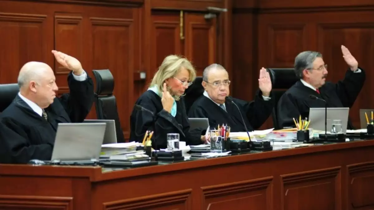 ministros votan durante una sesion de la suprema corte