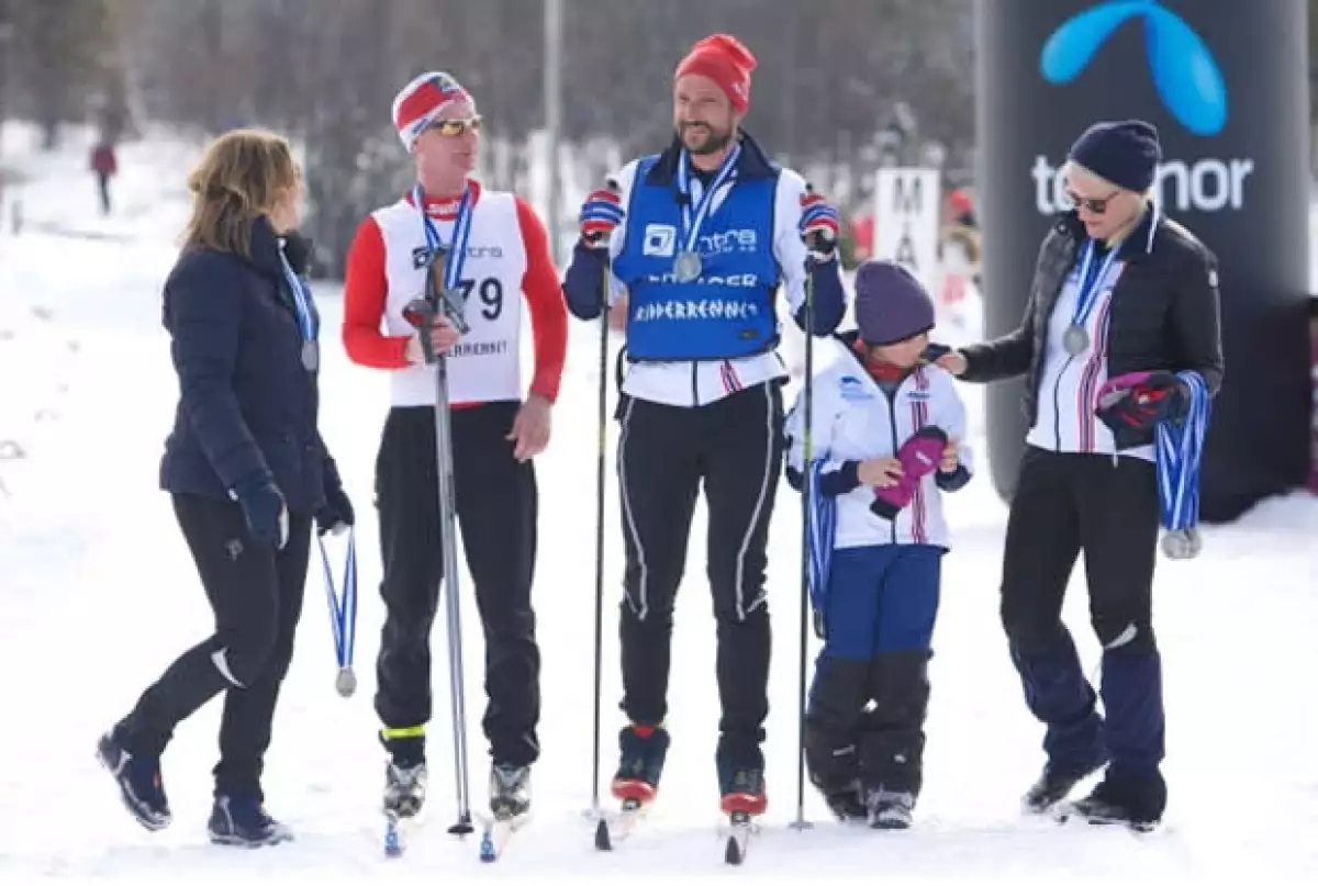 El príncipe Haakon y su esposa Mette-Marit, acompañados por sus hijos, pasaron unos divertidos días en las pistas de esquiar; además lo hicieron por una buena causa.