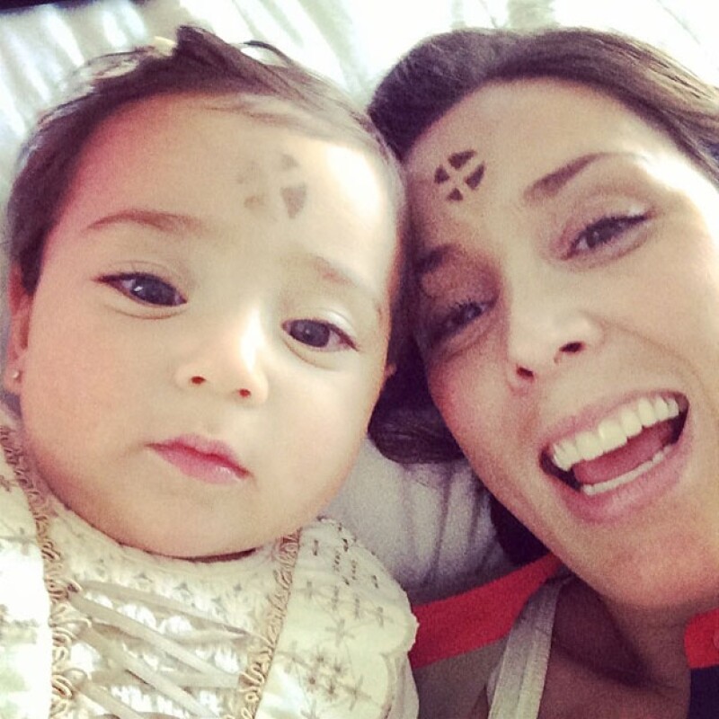 Jacky y su pequeña mostrando la tradicional cruz de ceniza.
