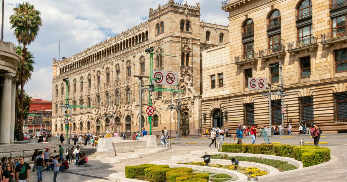 BANXICO MANTIENE TASA ALTA; ADVIERTE SOBRE INFLACIÓN DE SERVICIOS