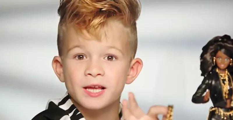 La muñeca más famosa del mundo deja un claro mensaje en su último comercial para Moschino: ella no es exclusiva para las niñas.