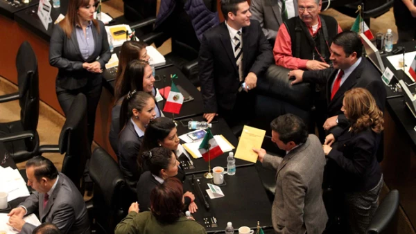 El Pleno del Senado inició este martes la discusión del dictamen de reforma energética; la discusión del dictamen en comisiones empezó el lunes y se prolongó más de 13 horas hasta este martes.