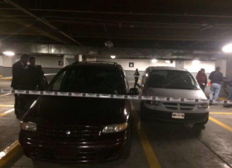 Dos camionetas fueron abandonadas en el estacionamiento del lugar.