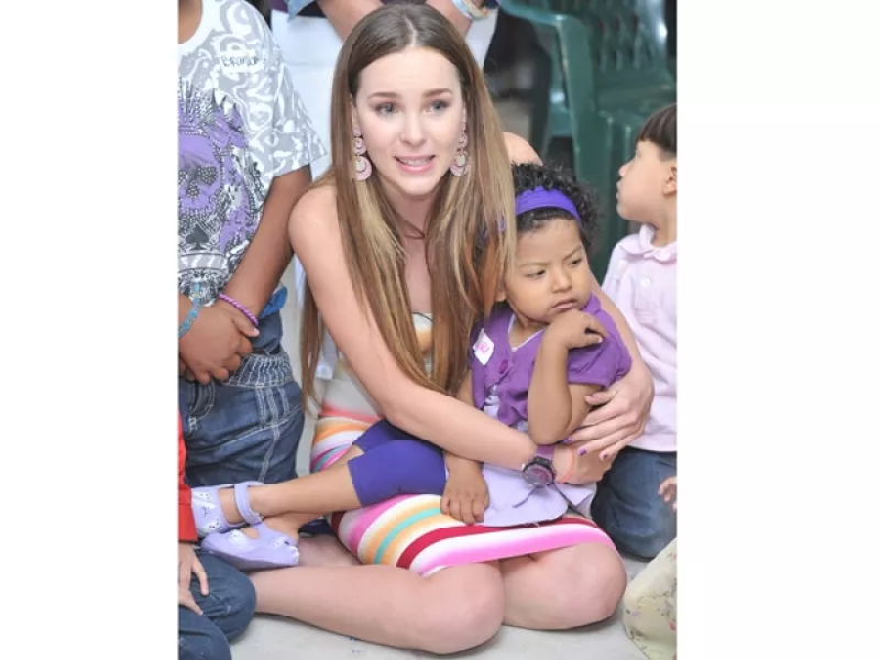 La cantante acudió ayer por la tarde a las instalaciones de "Aquí nadie se rinde", institución dedicada al cuidado de niños con cáncer.
