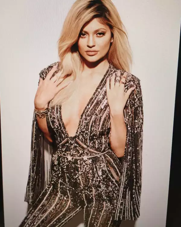 Kylie hizo la más reciente portada para la revista ELLE Canada.