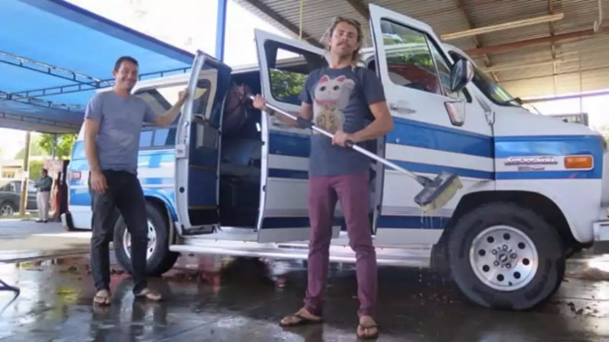 Dean Lucas (izquierda) y Adam Coleman con la camioneta en la que viajaban por América del Norte