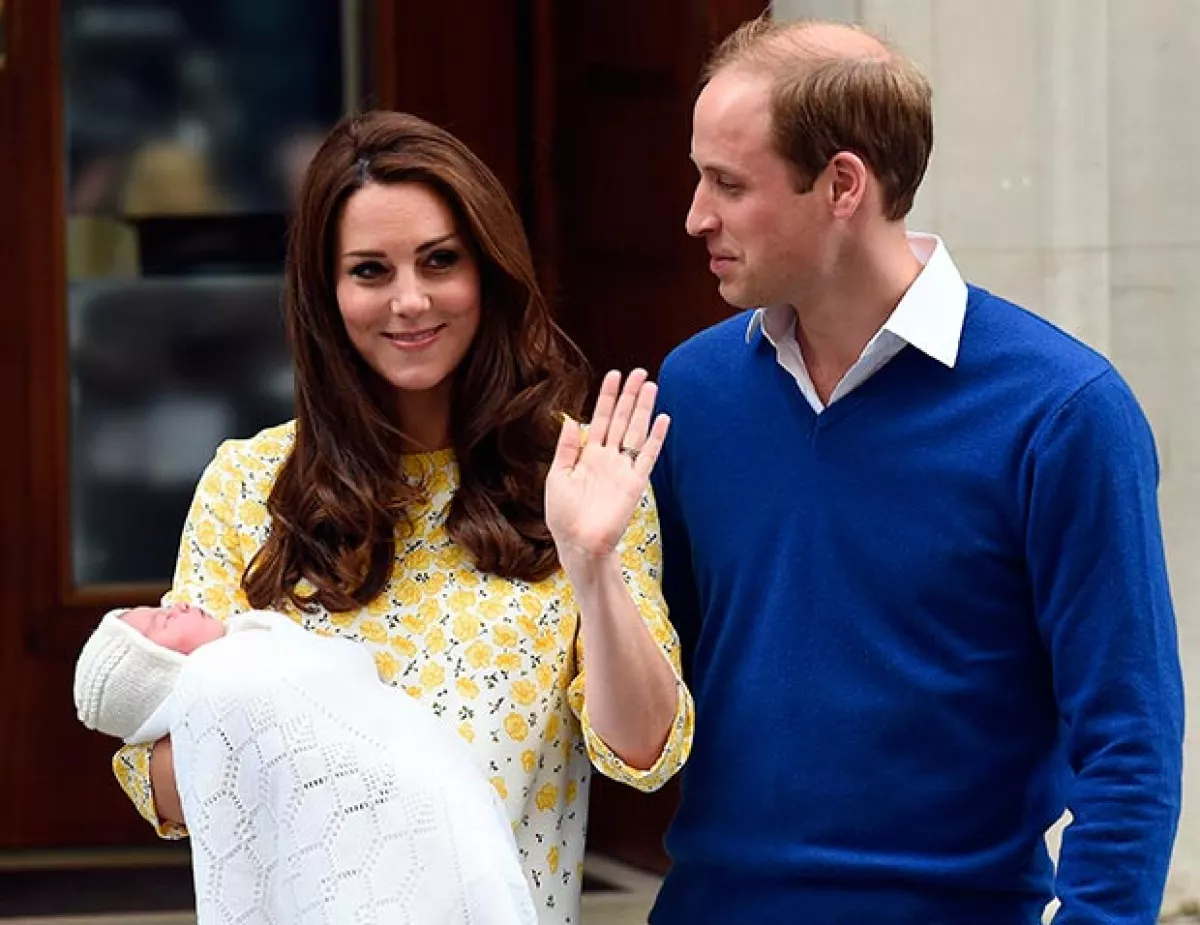 La duquesa lució un admirable look tan solo unas horas después de ser mamá. Los orgullosos padres lucían felices.