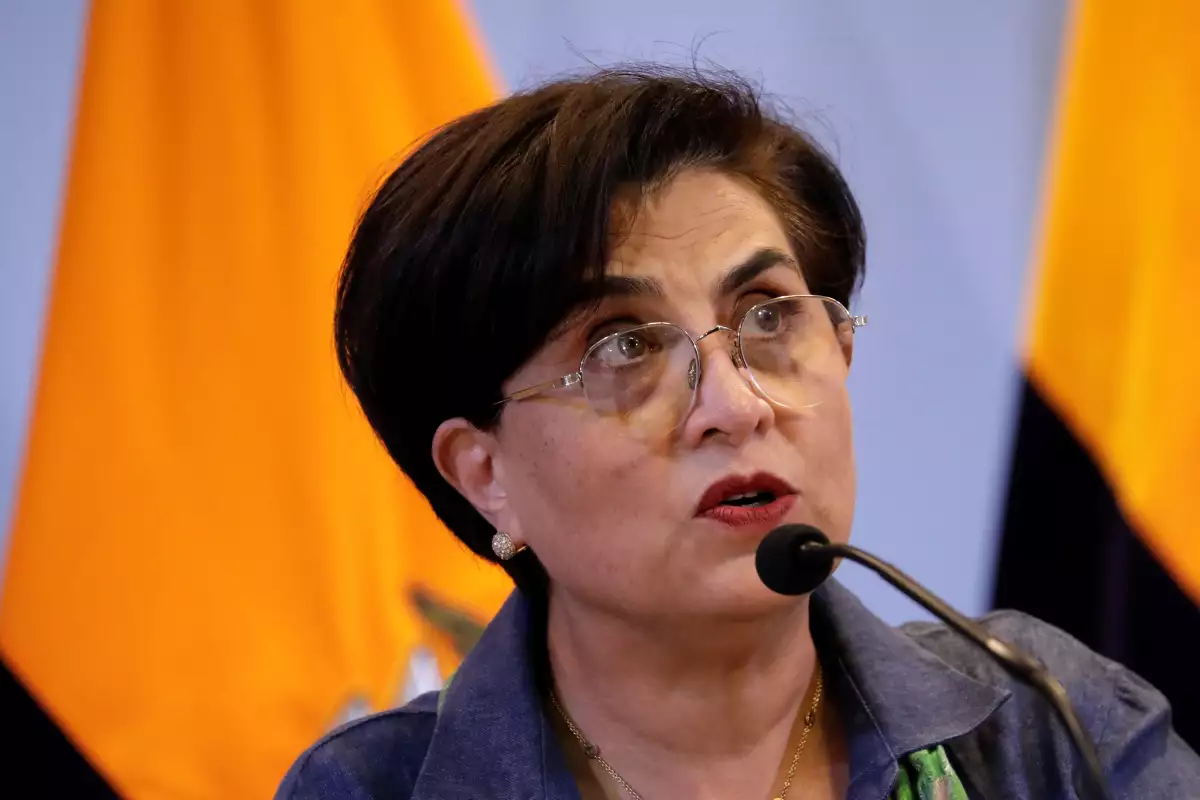 La ministra de Relaciones Exteriores de Ecuador, Gabriela Sommerfeld, se dirige a los medios de comunicación, después de que las fuerzas ecuatorianas allanaran la embajada de México para arrestar al ex vicepresidente de Ecuador, Jorge Glas, que ha sido condenado dos veces en casos de corrupción, ahora se enfrenta a nuevos cargos por mal uso de recursos públicos, y ha estado viviendo en la embajada desde diciembre, después de solicitar asilo, en Quito, Ecuador, el 6 de abril de 2024.