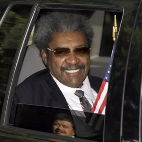 Aunque primero lució serio, Don King sonrió a las cámaras.