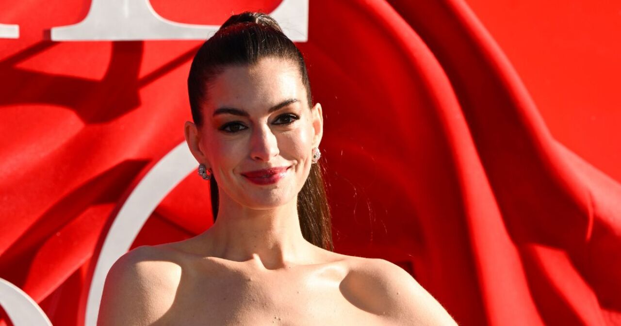 Anne Hathaway mantuvo en secreto su embarazo durante el tour de ‘El diablo viste a la moda 2’ por una importante razón