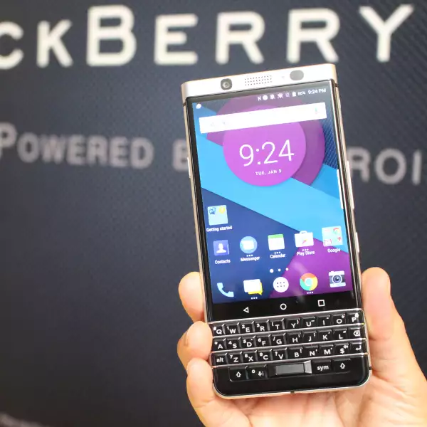 Regresa Blackberry, ahora con sistema Android, cortesía de TCL Corporation.