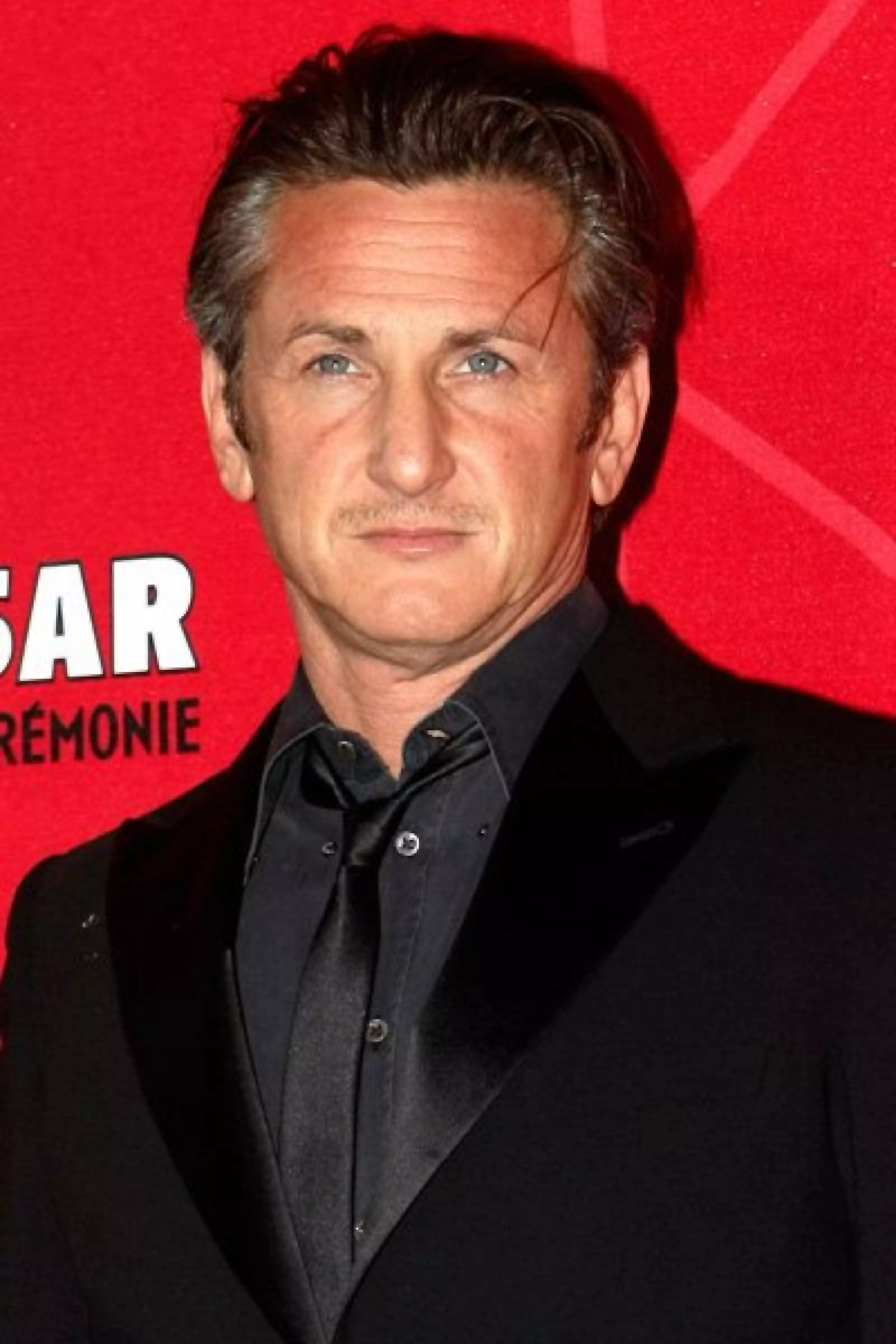 En 1987, Sean Penn pagó caros sus excesos al ser detenido durante 32 días por golpear a un fotógrafo que lo captó junto a su ex esposa Madonna. También fue acusado de violencia doméstica cuando estaba casado con ella.