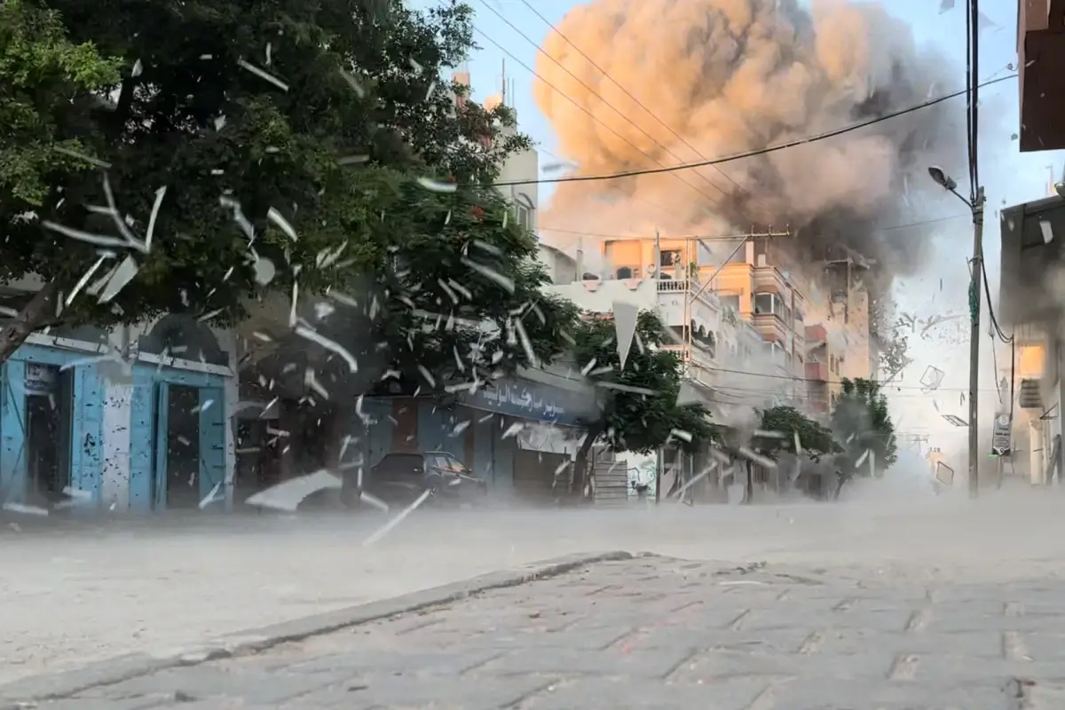 El humo aumenta después de un ataque israelí contra un edificio residencial, en medio del conflicto en curso entre Israel y Hamas, Nuseirat en el centro de la Franja de Gaza, en esta captura de pantalla tomada de un vídeo, el 18 de agosto de 2024.