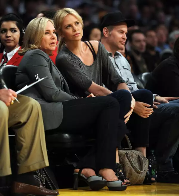 Charlize-Theron-mama